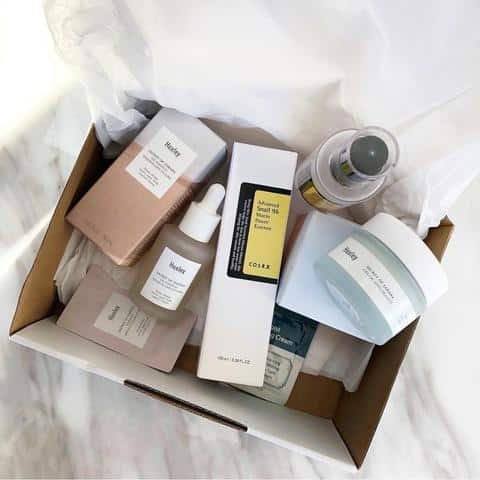 Nudie Glow’s original packaging method was a plain, unprinted white mailer box. While this did reduce packaging waste and provide a recyclable option, it did not reflect the beauty brand’s identity